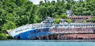 Ghost ship: a 40 million pound cruise liner was left to rot near a paradise island (3 photos + 1 video)