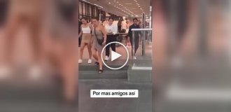 Мужчины скрасили себе минуты ожидания жен в торговом центре