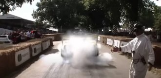 Суперкар Lotus за 2,3 миллиона долларов разбился сразу после старта (3 фото + 1 видео)
