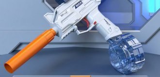 Головна іграшка наступного літа: водний пістолет-кулемет з електромотором та прицілом (3 фото + відео)