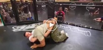 Бросок бодибилдинга против техники борцов MMA: Ларри Уилс в октагоне