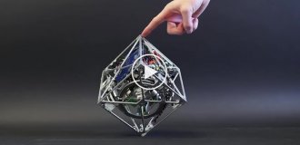 Куб, який може стрибати, ходити та стояти на розі