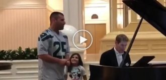 A girl asked a pianist in a hotel lobby to play Ave Maria so that her father could sing