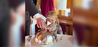 Реакция девочки на блюдо в ресторане