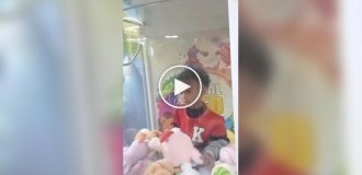 Маленький акробат: 4-летний мальчик застрял в игровом автомате