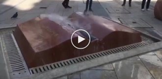 Необычный фонтан-книга в Венгрии