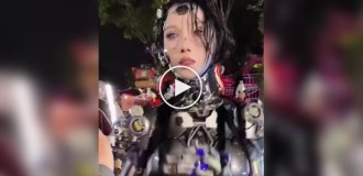 Она выглядит как настоящий андроид: необычный косплей удивляет прохожих