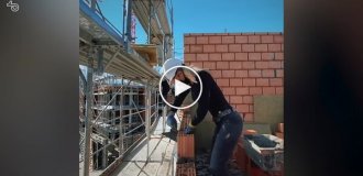 Женщина продемонстрировала свою работу каменщиком на строительном объекте
