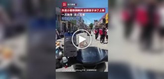 Китайские школьники помогли курьеру после аварии, собрав его заказы