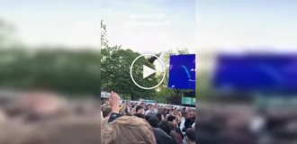 Парик стал импровизированным мячом толпы