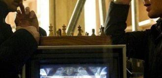 Чем Гай Ричи занимается на съемочной площадке во время перерывов? (9 фото)