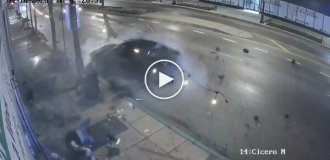 Угнанный автомобиль с детишками во время погони влетел в кафе