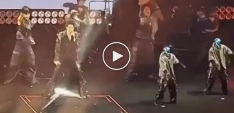 В Китае роботы стали подтанцовкой на концертах