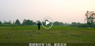 Китайский студент управляет летающими мечами