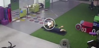 Девушка уснула в тренажерном зале