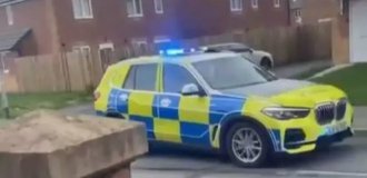 В Британии дети угнали полицейский автомобиль (4 фото + 1 видео)