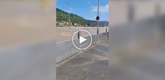 Mobile protective wall during flooding in Heidelberg, Germany