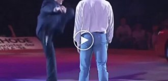 A roundhouse kick in elegant style: Van Damme's legendary splits in a suit