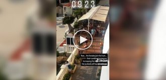 Туристы устроили борьбу за шезлонги у бассейна