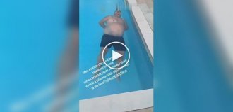 Чоловік заснув у басейні