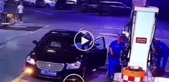 A gas station worker in China quickly got his bearings in the situation and began to put out the fire