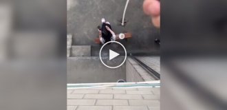 Парень с помощью веревки и жука стащил еду у девушки