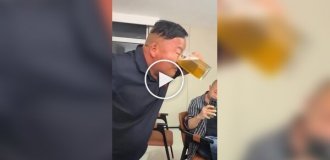 Мужчина выпил пиво через нос