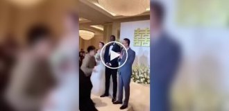 Во время свадьбы в Китае младший брат невесты облил жениха красной краской в знак протеста