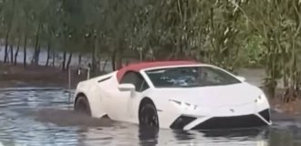Bad weather forced: Lamborghini supercar crossed a water obstacle (2 photos + 1 video)