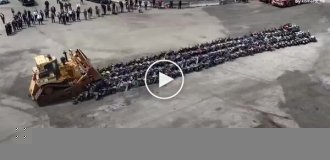 У Нью-Йорку поліція показово розчавила сотні незаконних мопедів