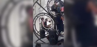Музиканти в гігантському велоколісі