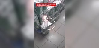 Мальчик пришел в супермаркет и поджег бумажные полотенца