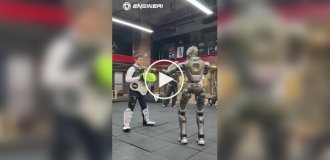 Китайский робот с легкостью сбивает мужчину с ног