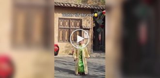 Актриса парка «Великая династия Сун» в Кайфэне стала популярной из-за необычного танца