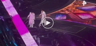 Музикант впав зі сцени під час концерту