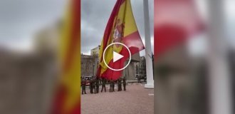 В Испании во время церемонии поднятия флага полотно порвалось и упало