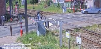 Велосипедист чуть не попал под поезд