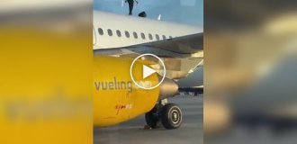 Неадекватный парень забрался на самолет в испанском аэропорту