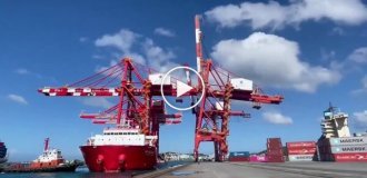 Crane collapse in a Taiwanese port caught on video