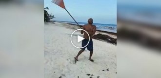 Мужчина пришел на помощь черепахам