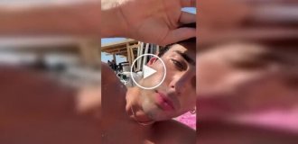Пеликан устроился на отдыхающем мужчине прямо во время загара