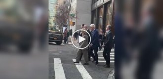 Билл Клинтон врезался в Хиллари на улице Нью-Йорка