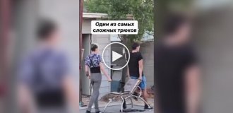 Парни показали эффектный трюк