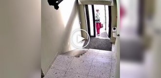 Девушка испугалась мыши