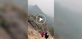 Необычное развлечение китайского гида