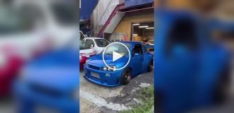 В Японии крошечные кей-кары теперь превращают в миниатюрные Nissan Skyline