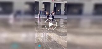 Бернський фонтан жартує з перехожими: струмінь води потрапив прямо під спідницю