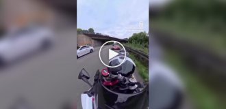 Опасный трюк на мотоцикле: Потеря контроля и падение