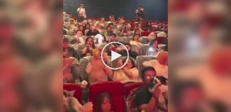 У кінотеатрах у Китаї глядачів пускали в зал з собаками