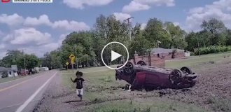Погоня, переворот и чудо: ребенок сам выбрался из машины после ДТП